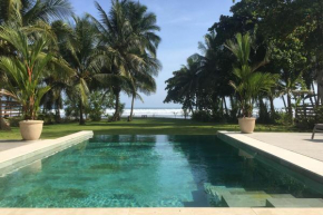 Villa Assinie on the beach in Esterillos